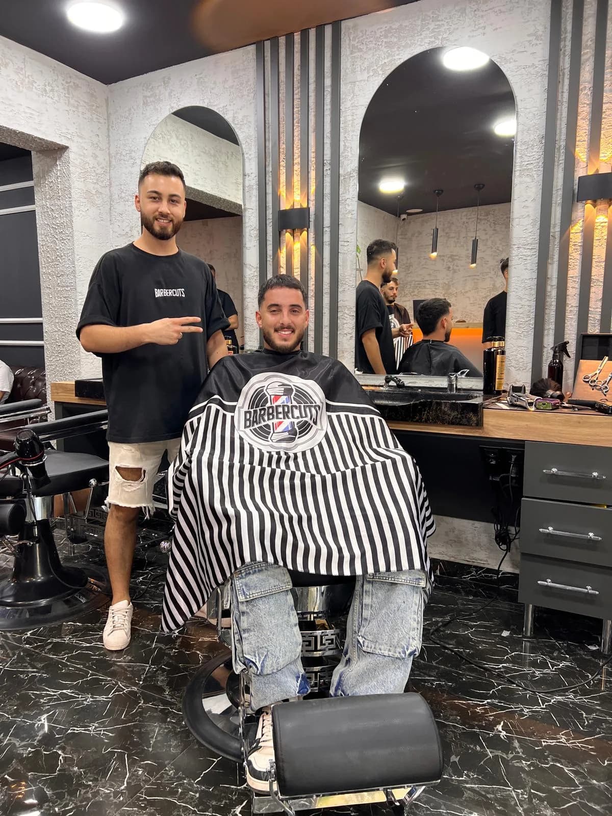 Barbercuts'ta profesyonel saç kesimi ve sakal tasarımı