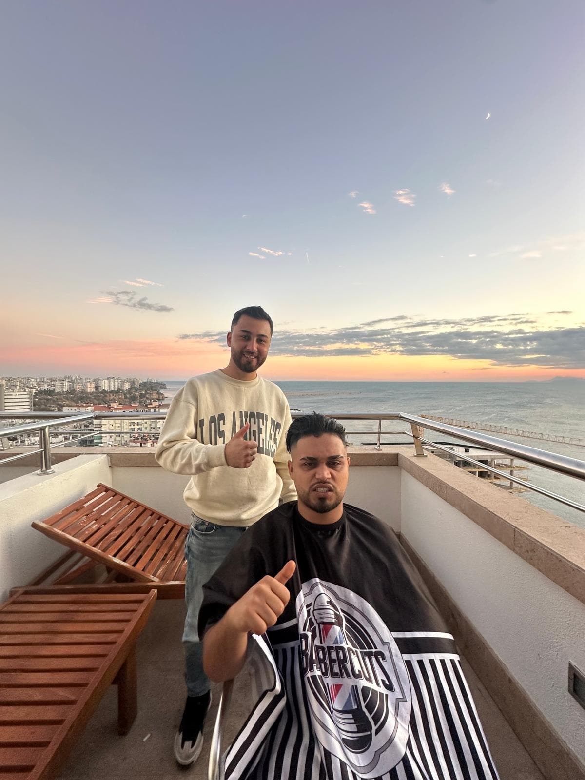 Tarz sahibi erkekler için özel tasarım saç kesimleri